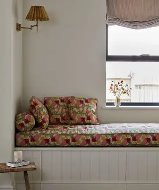 Vaughan Design and Development banquette grise avec revêtement à motifs colorés