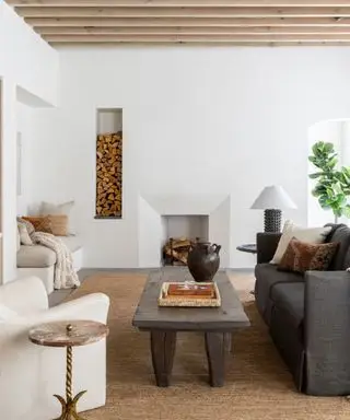 Salon neutre avec coin cosy en alcôve