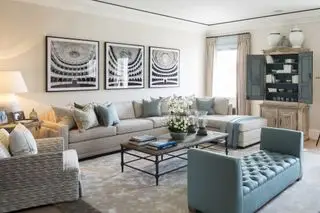 독립형 책장에 있는 흰색 책