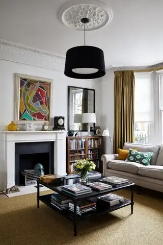 커피 테이블에 책