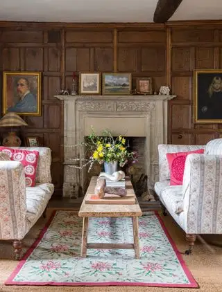 Asthall Manor의 커피 테이블에 조각품을 전시하는 데 사용된 책