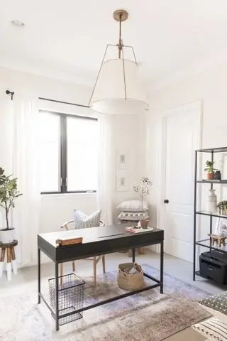 bureau à domicile de ferme avec grande suspension, bureau en métal noir, tapis sur moquette crème