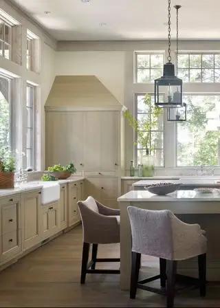 Idées de décoration de ferme, cuisine neutre avec îlot de cuisine, parquet, suspensions basses en métal