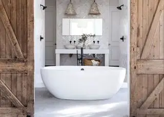 Idées de décoration de ferme, salle de bain moderne avec portes de ferme en bois rustiques