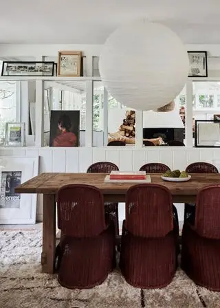 Idées de décoration de ferme, salle à manger moderne avec table à manger en bois, chaises en osier, mur de galerie d'œuvres d'art