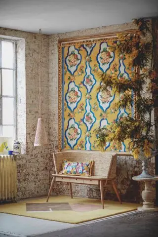 mur de briques apparentes avec suspension jaune, banc en bois et suspension basse