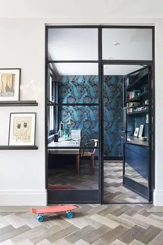 Bureau à domicile derrière des portes et des panneaux vitrés