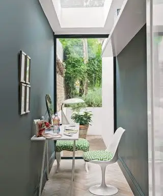 Déco murale bureau avec petit espace et fenêtre