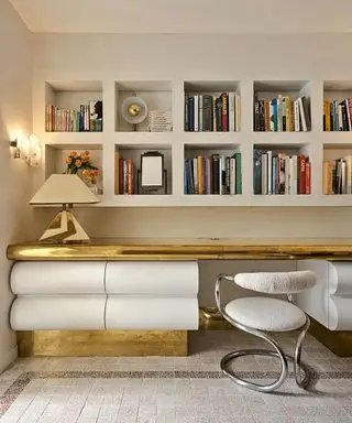 Décoration murale de bureau avec rangement intégré