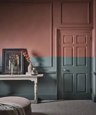 couleurs qui vont avec le rouge, salon avec murs rouge profond et gris/bleu comprenant boiseries et porte, console vintage blanche, œuvres d'art, bougeoirs, vases, repose-pieds