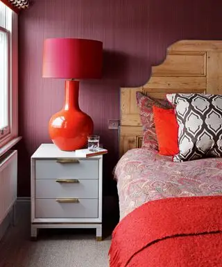 Idées de petite chambre avec grande lampe et murs rouges