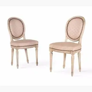 כסאות עץ עתיקים עם ריפוד ורוד בהיר