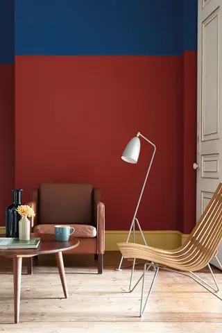 Sala de estar com paredes em Deep Space Blue e Bronze Red Absolute emulsão mate da Little Greene