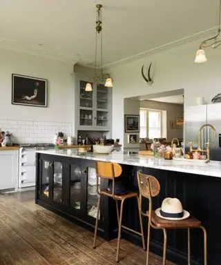 넓은 주방 아일랜드가 있는 흰색 주방