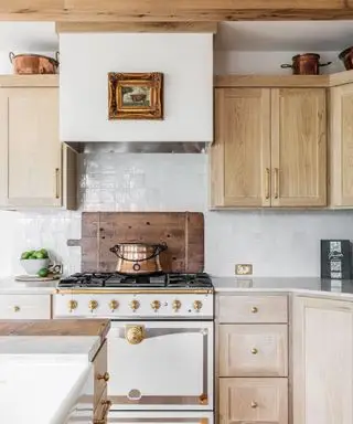 재생 목재와 앤티크 장식으로 꾸며진 현대적인 농가 주방