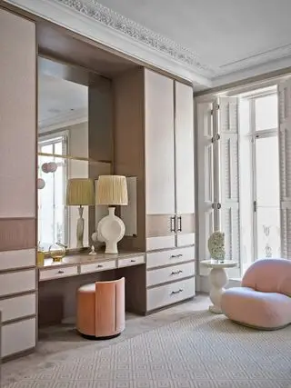 Gunter & Co の寝室のワードローブと化粧台