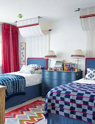 ツインベッドを備えた寝室のレイアウト