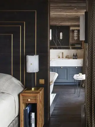 専用バスルーム付きのベッドルーム