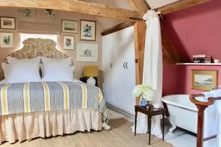 Vanrenen GW は梁と隠れたバスルームを備えた屋根裏部屋のベッドルームを設計