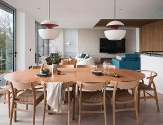 jídelna s dřevěným nábytkem