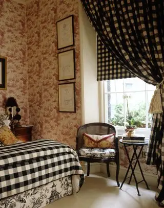 Rideau rouge dans une chambre traditionnelle