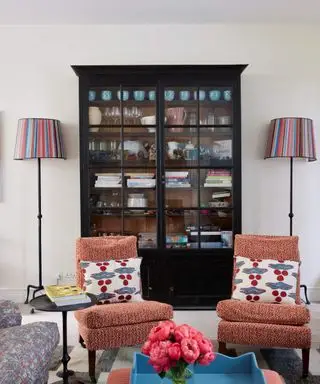 Séjour avec meuble de rangement et chaises et lampes symétriques