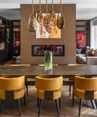 Comedor amarillo y metálico con mesa en primer plano