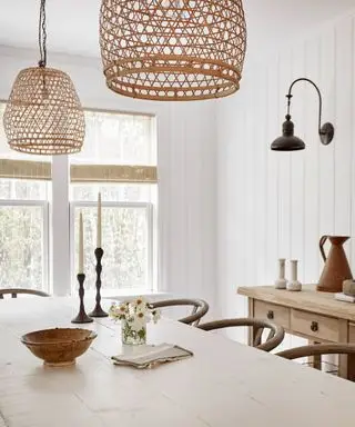 Shiplap 벽을 갖춘 화이트 룸 아이디어