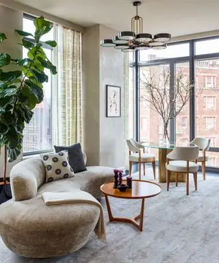 Obývacia izba so zakrivenou pohovkou