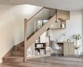 Une idée sous escalier avec bureau intégré et étagère sous escalier en bois clair