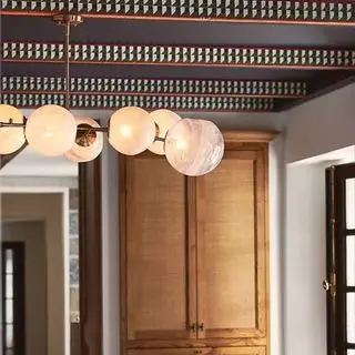 Anthropologie の彫刻シャンデリア