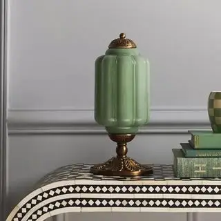 緑の昔ながらのテーブルランプ