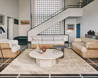 סט ספה וכיסא נוח בסלון גדול, שטיח קרם גדול, שולחן קפה משיש עגול, פלטה נייטרלית