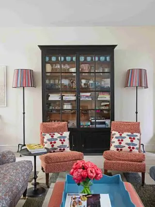 アームチェア 2 脚とドレッサーを備えたリビング ルーム