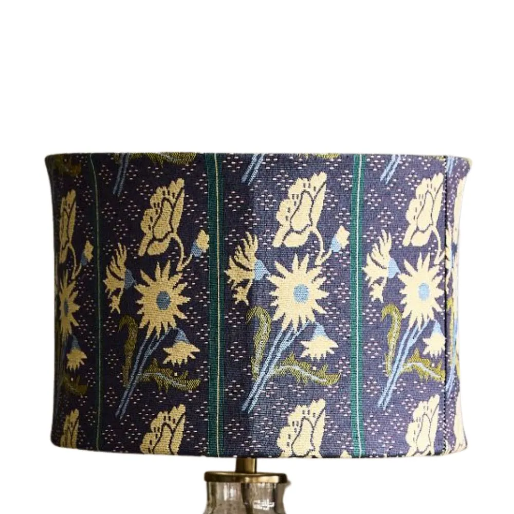Żakardowy abażur w kwiaty w kolorze granatowym' loading='lazy' title=
