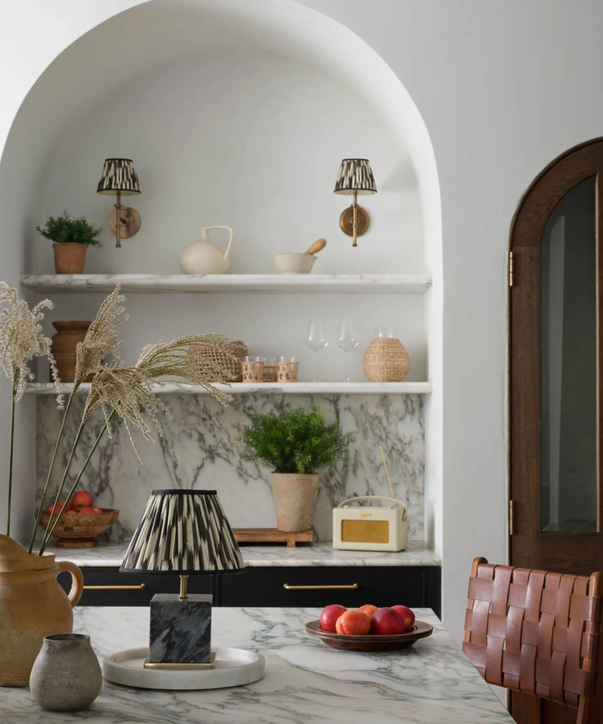 Kuchnia z białego marmuru i granatu ozdobiona pasującą lampą stołową i kinkietami' loading='lazy' title=