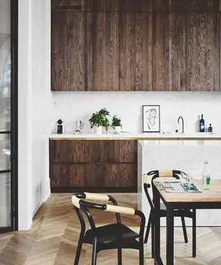 Kjøkken spisestue, mørkt tre enheter