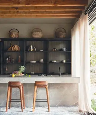 Kuchyně s cementovou povrchovou úpravou v současném mexickém stylu