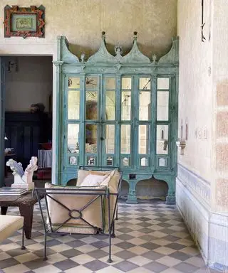 Modrá skleněná zrcadlová mexická dekorační skříňka v obývacím pokoji