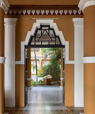 Podloubí s výhledem do dvora s mexickou výzdobou