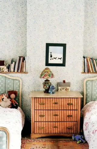 שידת מגירות מצוירת