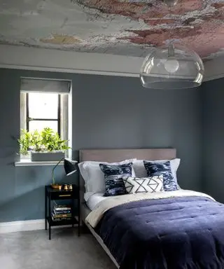 Plafonnier de chambre avec mur de cartes et suspension