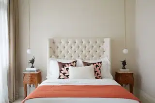 Lampes suspendues au plafond de la chambre