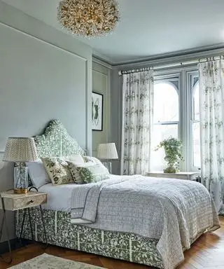 Un exemple d'idées de plafonniers de chambre à coucher en verre orné, dans un décor botanique vert et blanc.