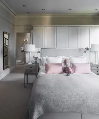 Plafonnier de chambre avec spots LED et armoires encastrées