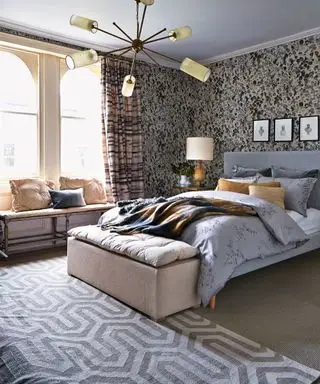 Plafonnier de chambre avec lumière sculpturale et papier peint à motifs