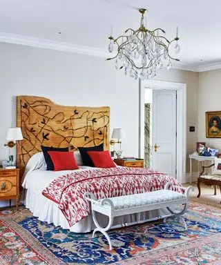 Lustre plafonnier chambre avec tête de lit en bois