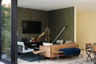 otevřený prostor obývacího pokoje s televizí, pohovkou a křeslem, tapety, lavice, úložiště médií, koberec