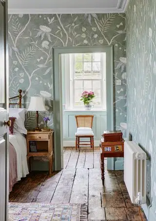 chambre avec papier peint vert et parquet d'origine