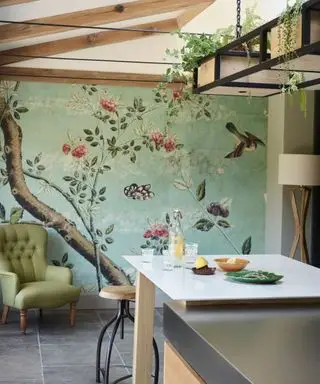 Zelená kuchynská nástenná maľba za ostrovom